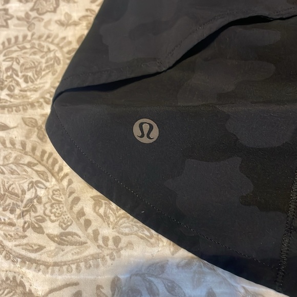 EUC Lululemon Speed Up Mid-Rise Lined Short Black Camo size 6 tall - Picture 4 of 6